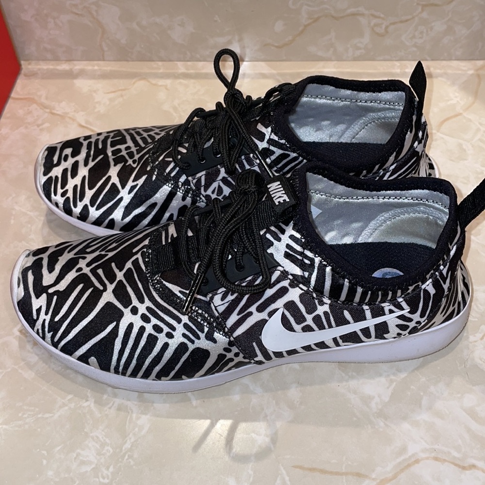 6.5 Nike womens sneakers